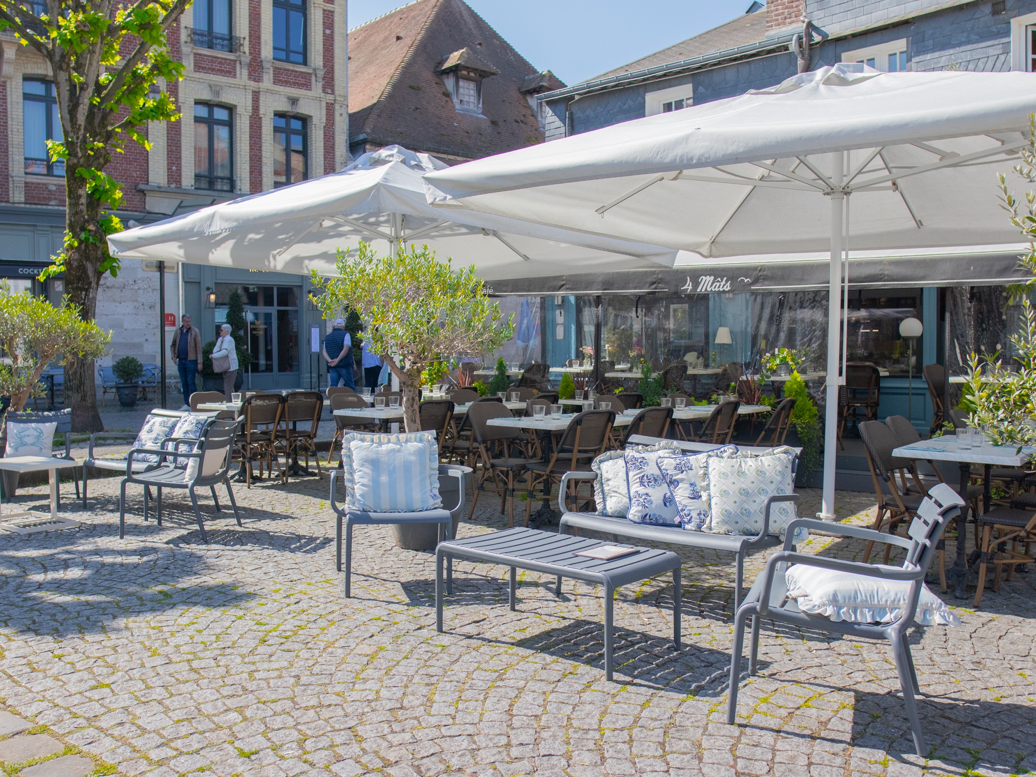 Les 4 Mâts restaurant facade in Honfleur
